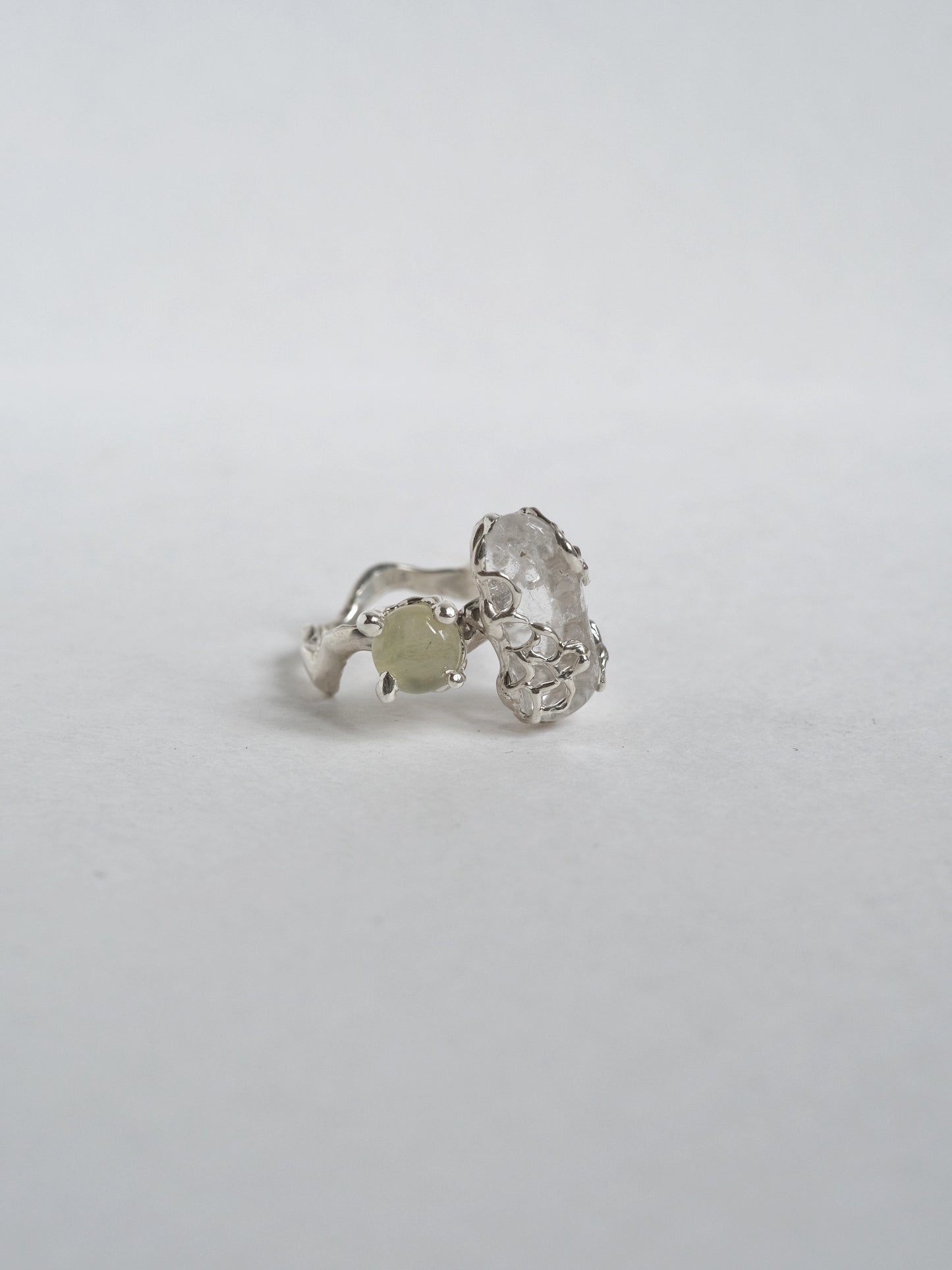 Ring with "Quartz and prehnitee"
