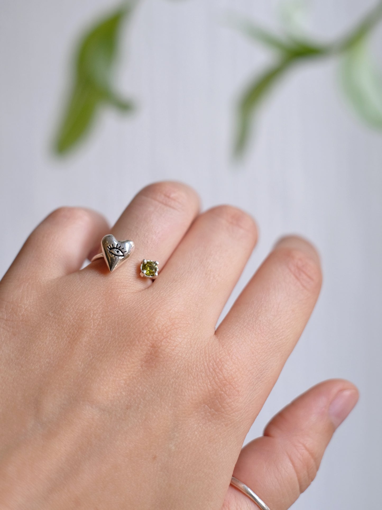Ring Looking Heart with "Cubic zirconia green"