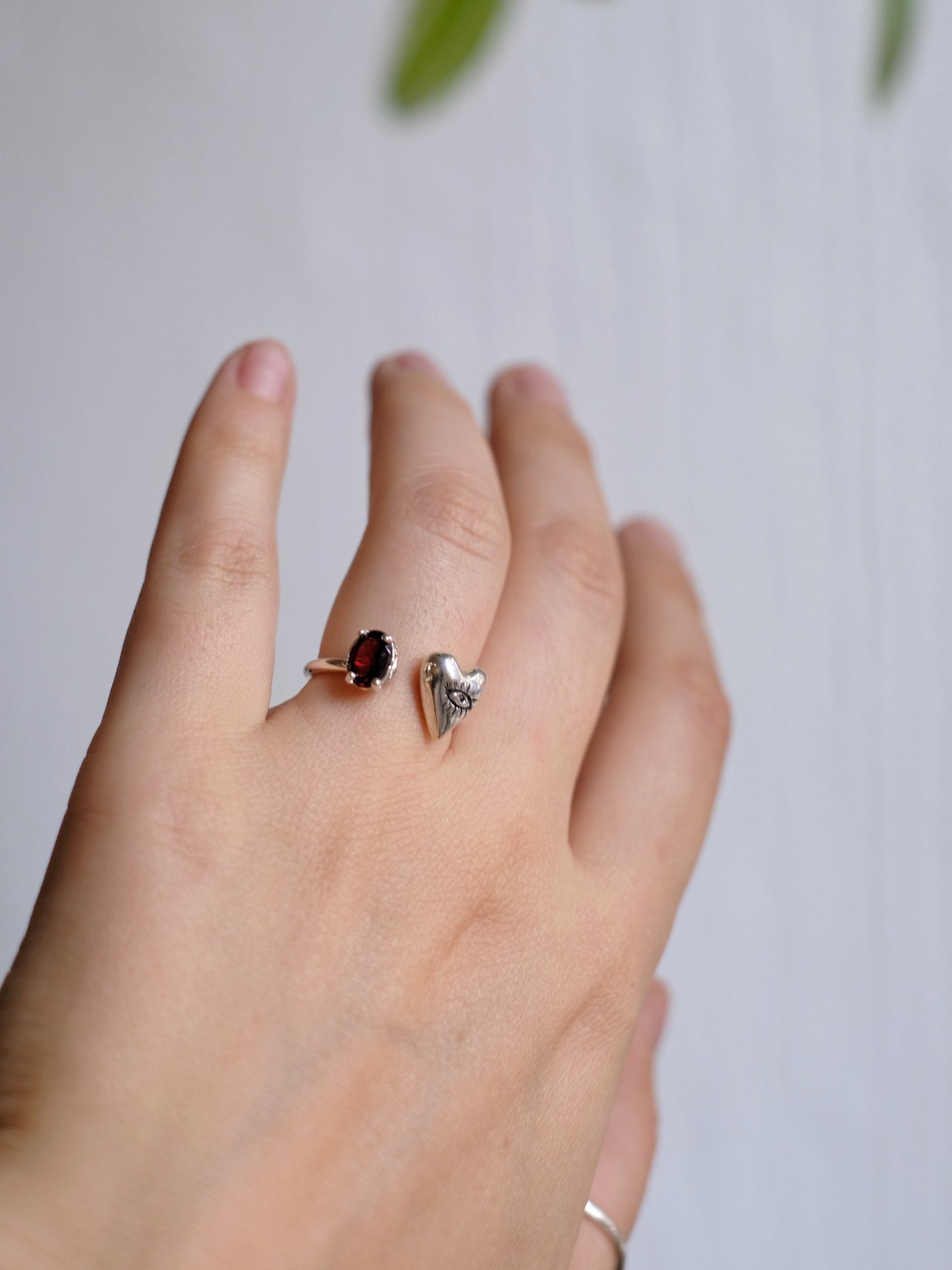 Anello Guarda Cuore con "Granato"