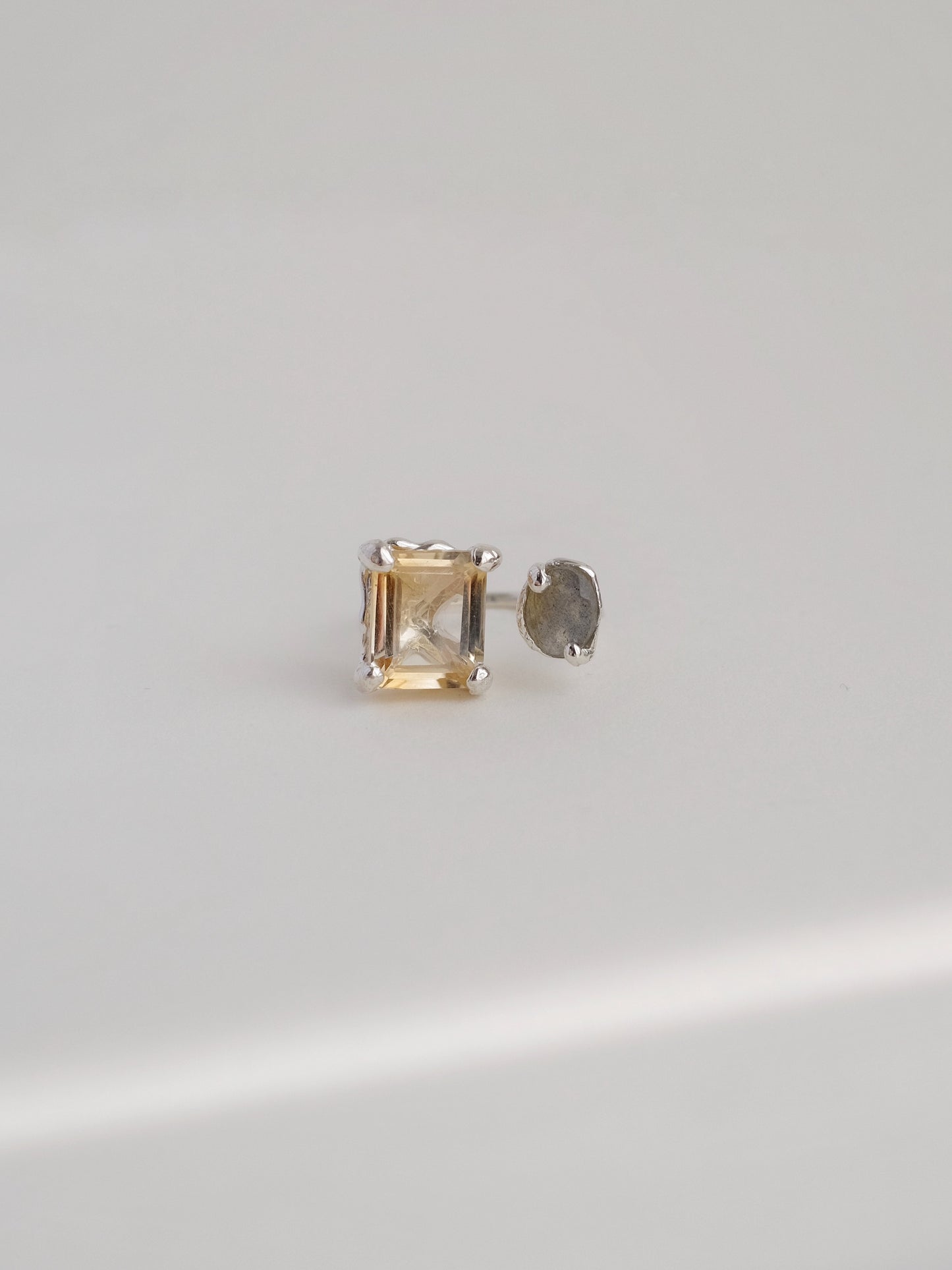 Ring "Embrace of the Stones"
