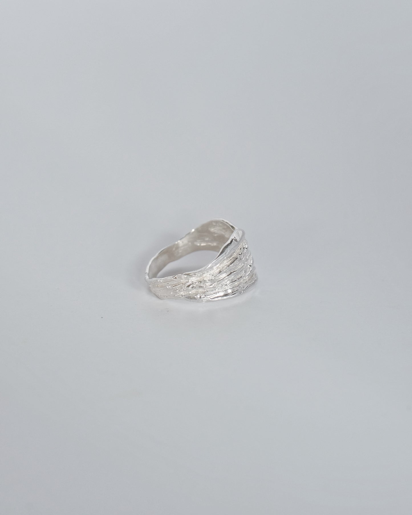 Ring "Khvylya" - Wellen-Siegelring aus Sterlingsilber