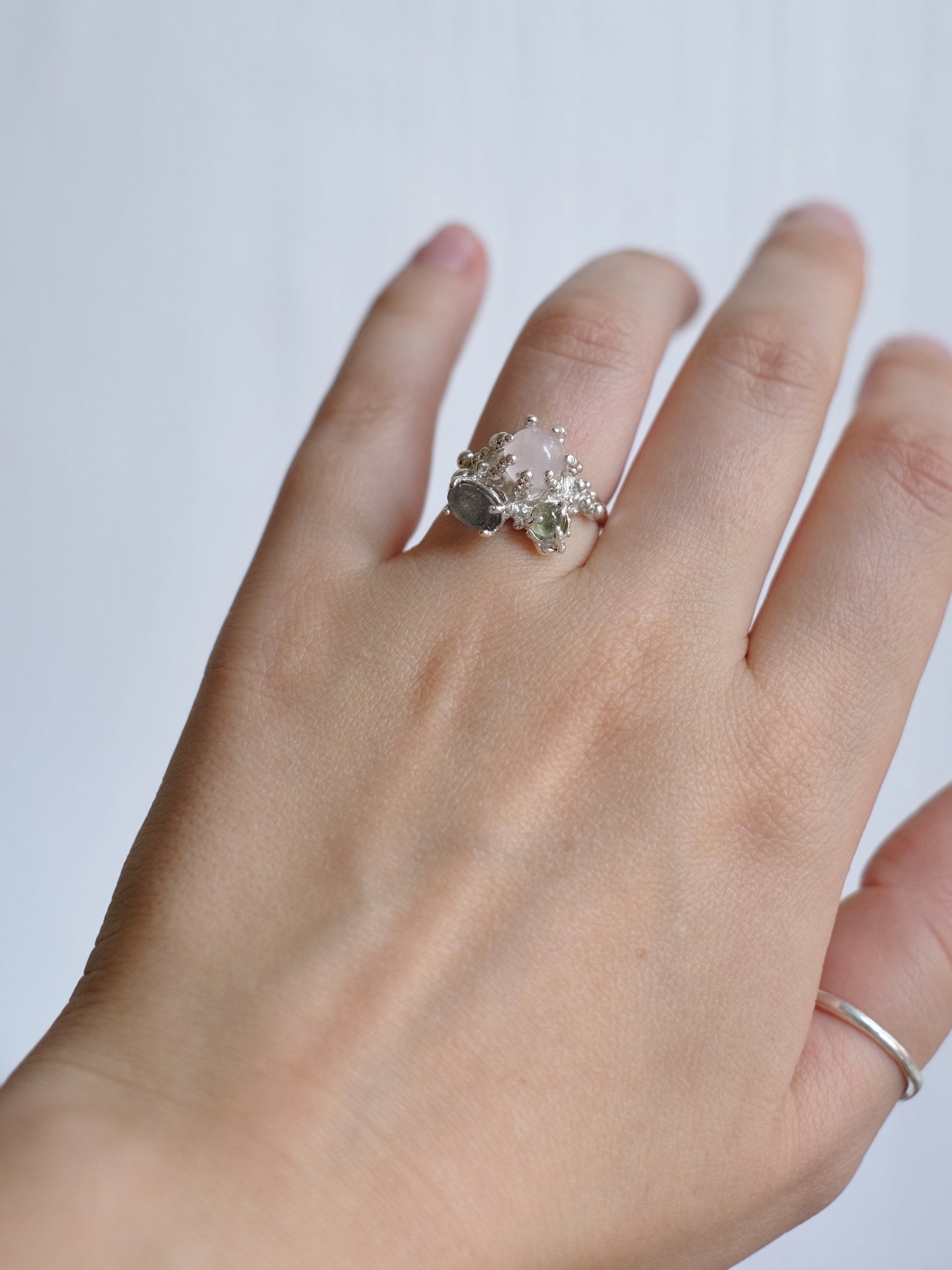Ring with "Rose quartz, labradorite and peridot"