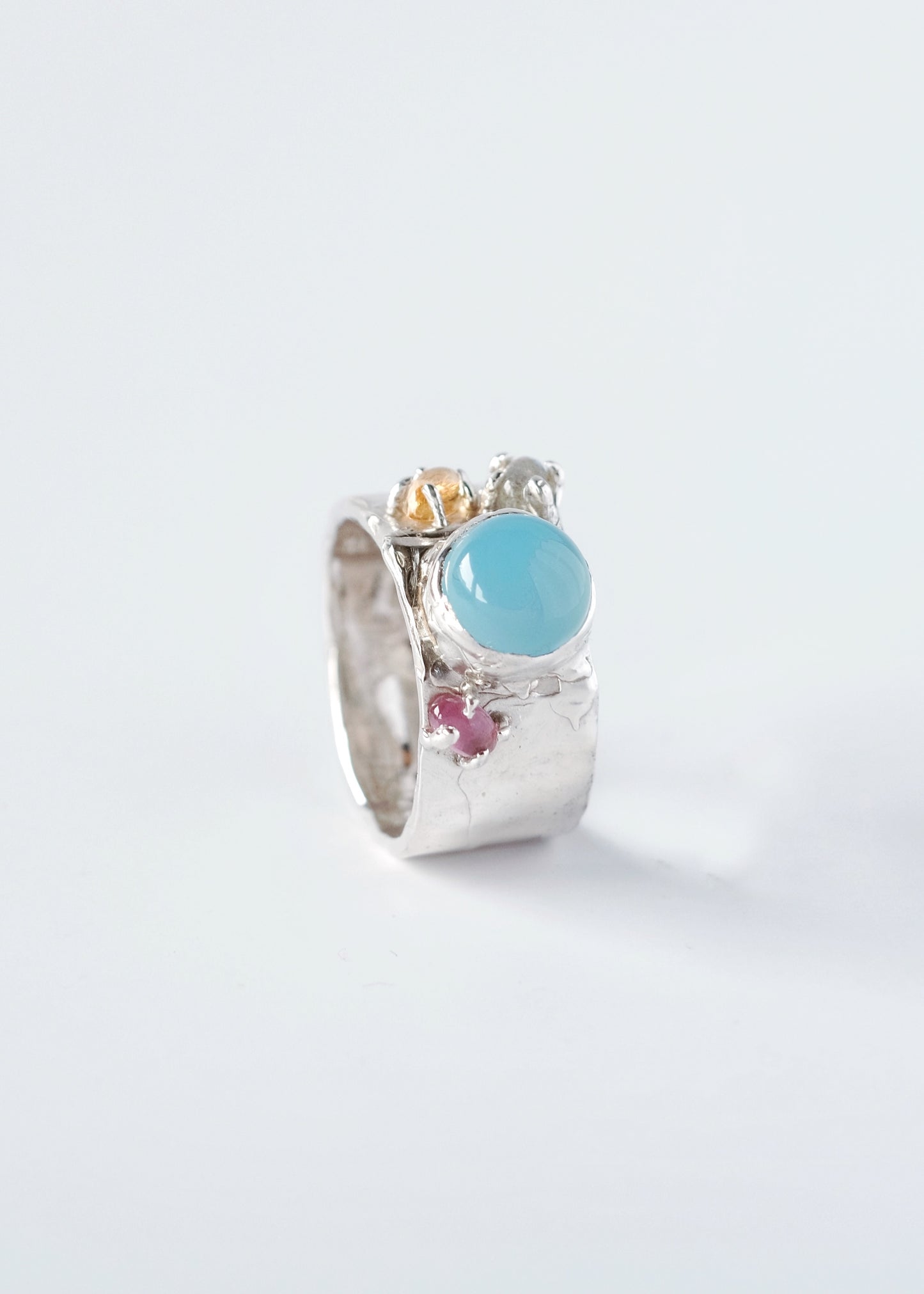 Ring mit blauem Chalcedon und Turmalinen