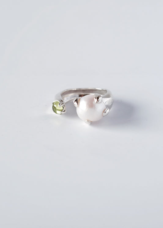 Ring with Pearl and Chrysolite