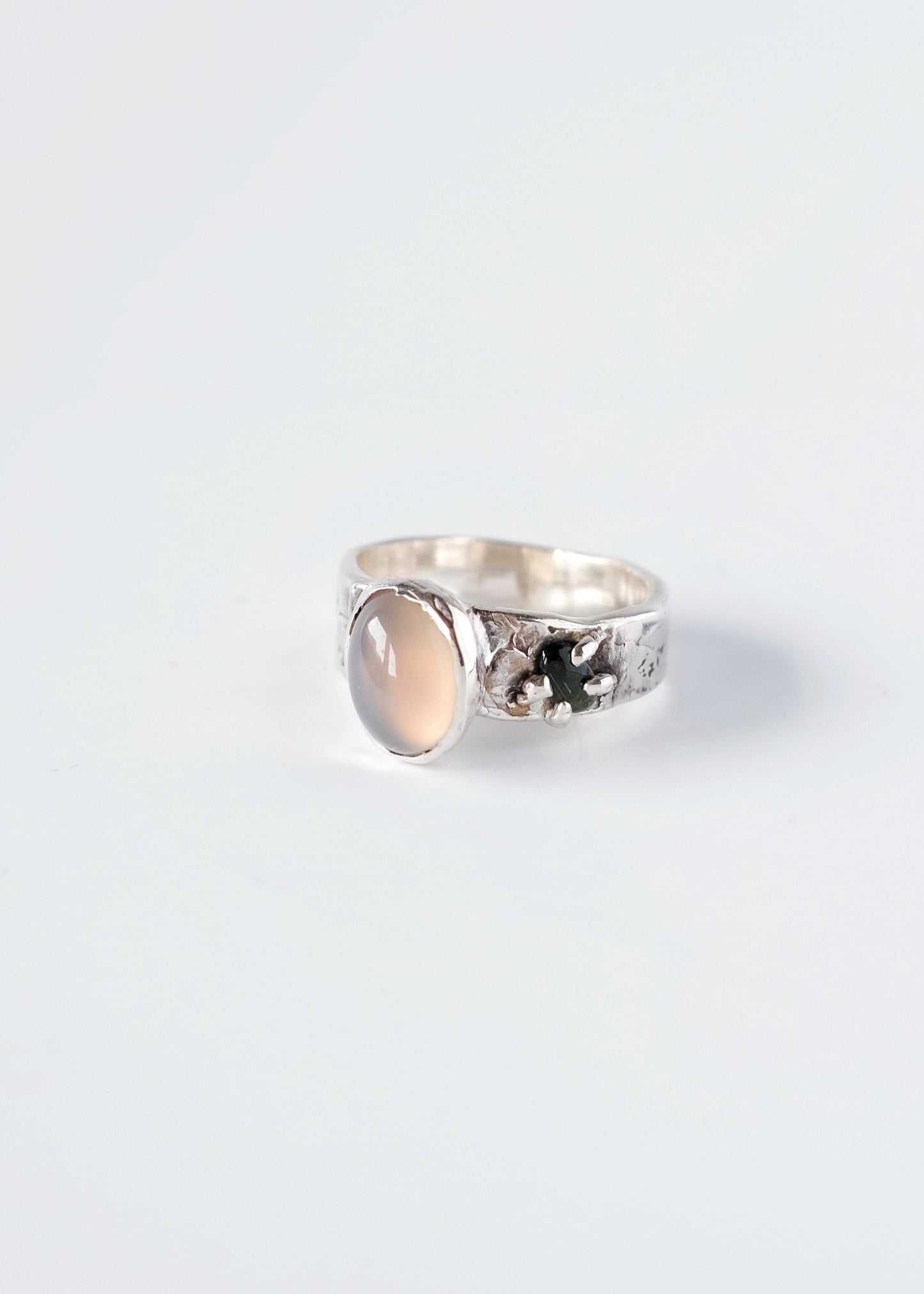 Ring mit Chalzedon und Turmalin