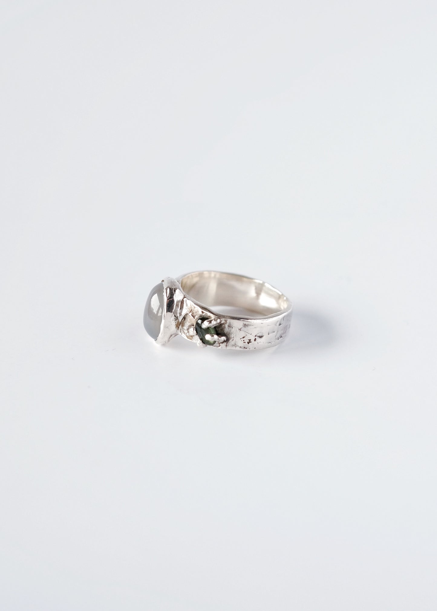 Ring mit Chalzedon und Turmalin