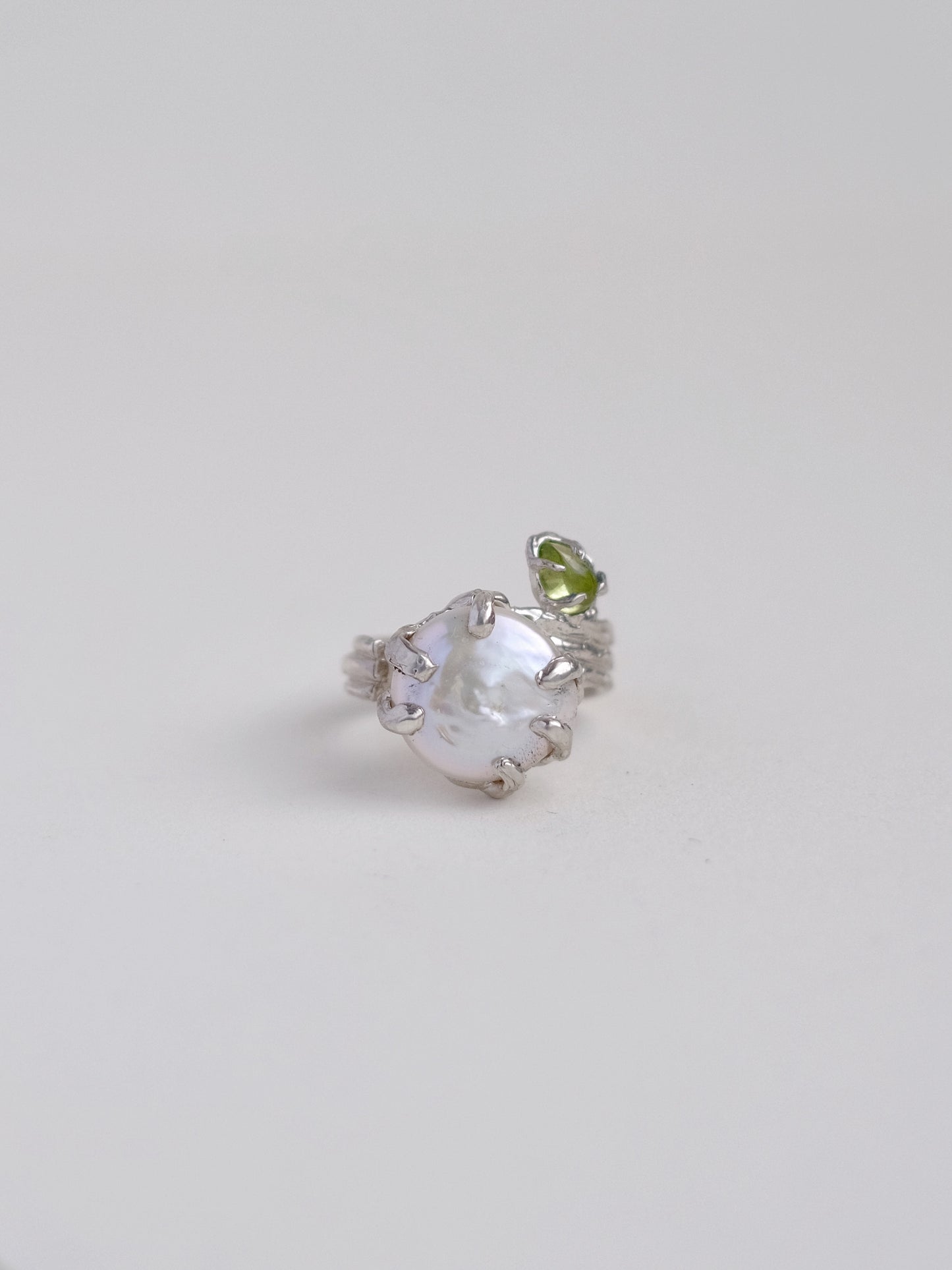 Ring with peridot and pearls