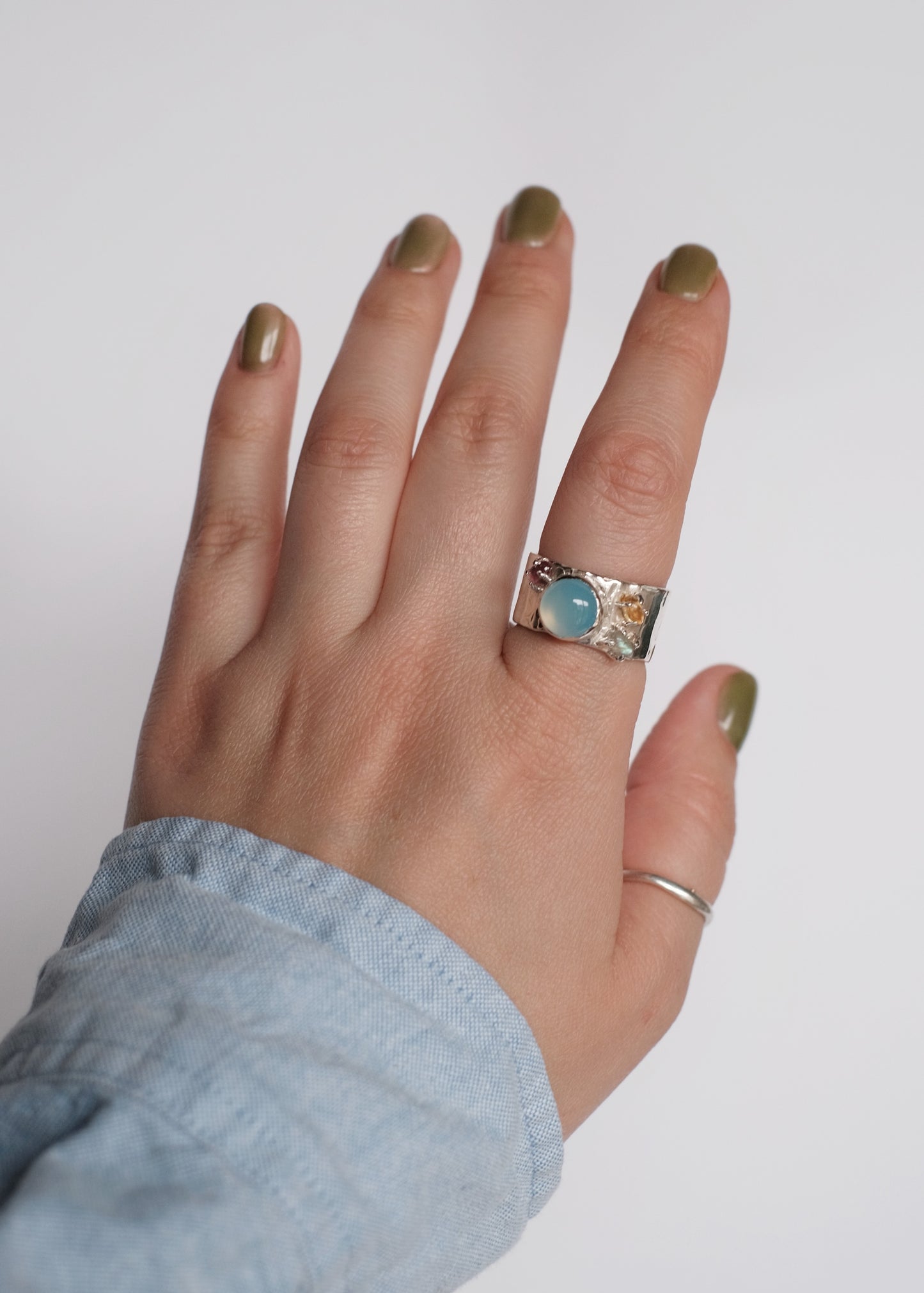 Ring mit blauem Chalcedon und Turmalinen