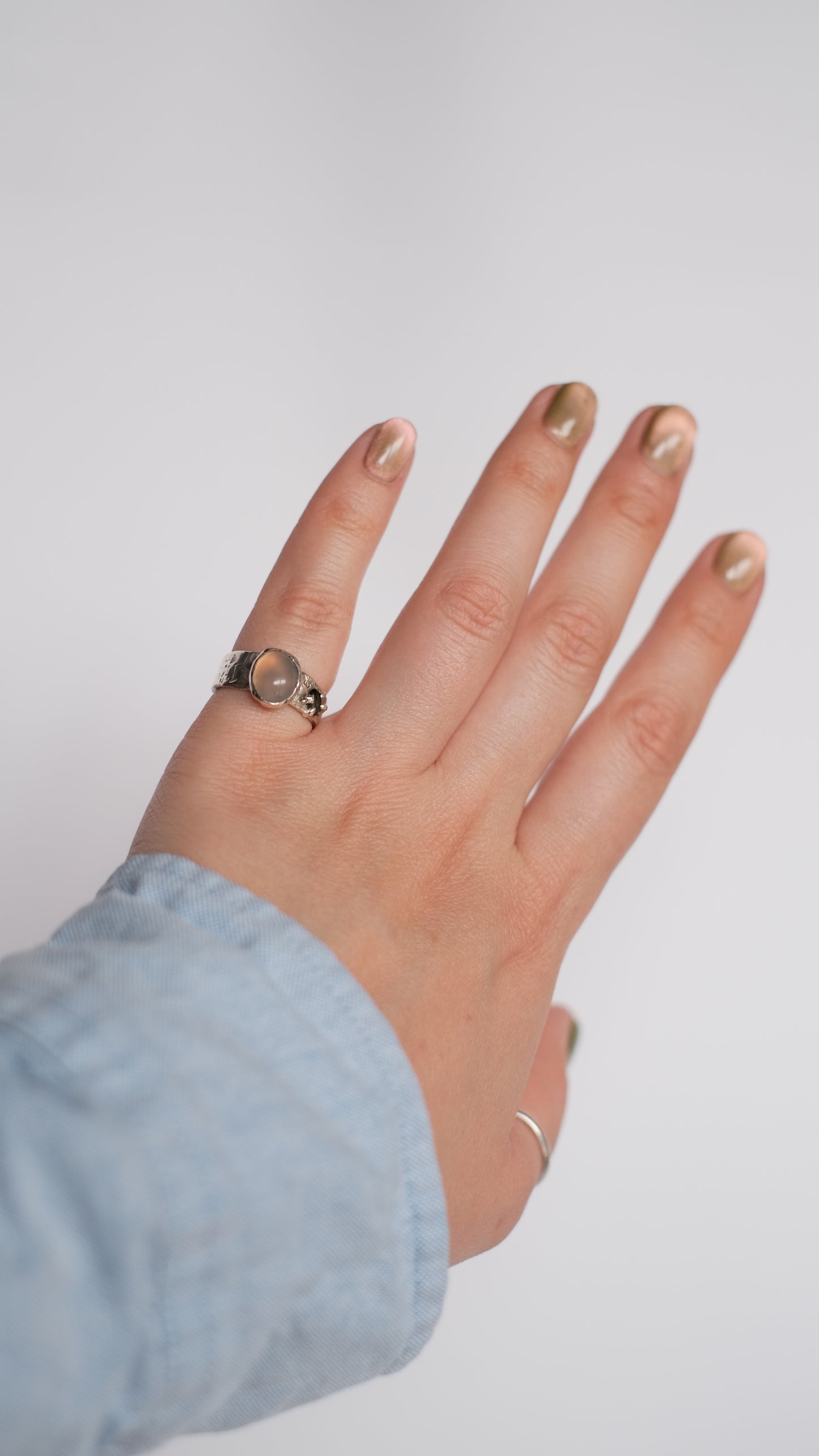 Ring mit Chalzedon und Turmalin