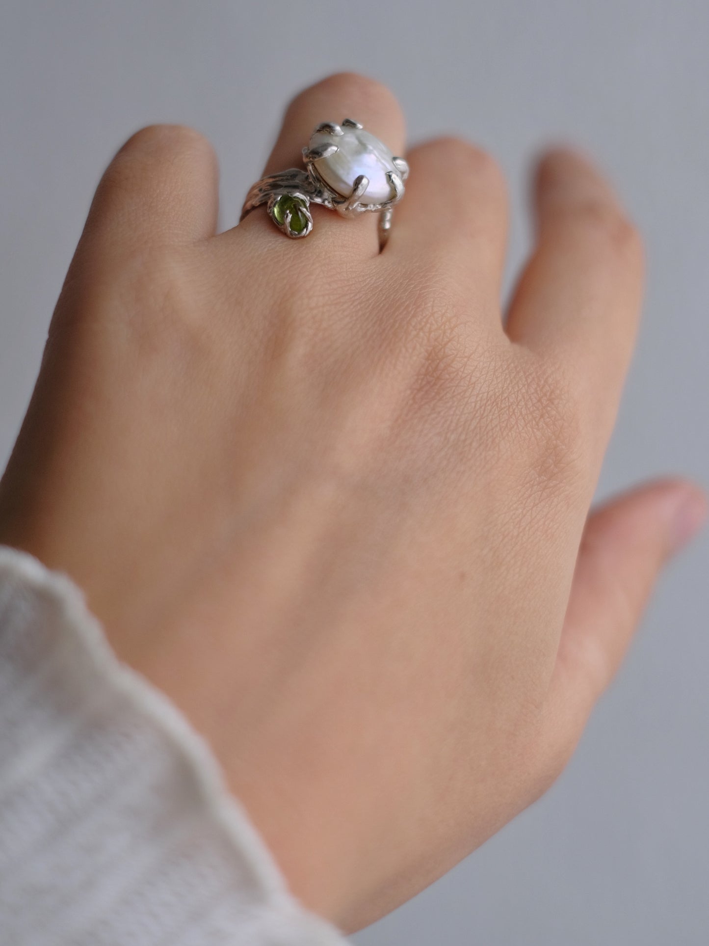 Ring with peridot and pearls
